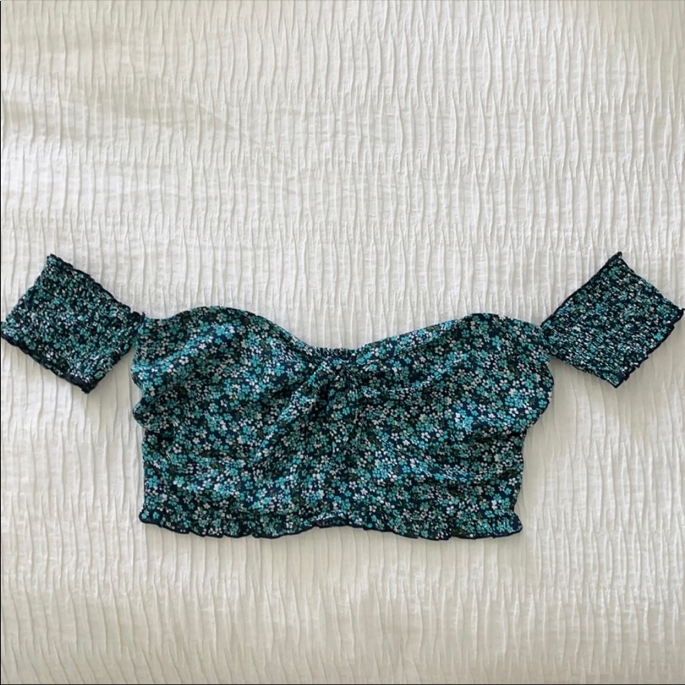 Adorable floral top 🌸